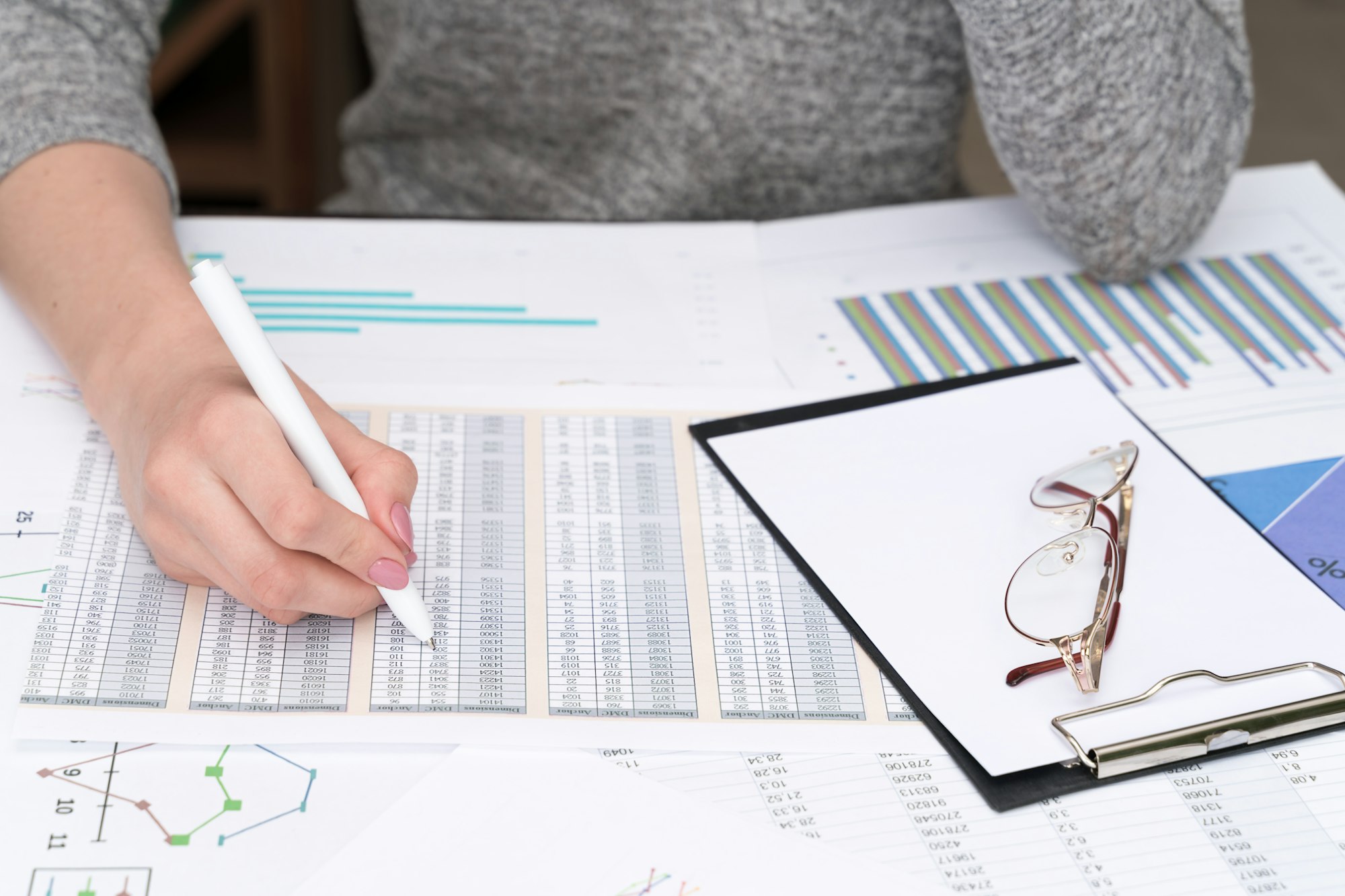 girl sits at a desk and makes a financial report